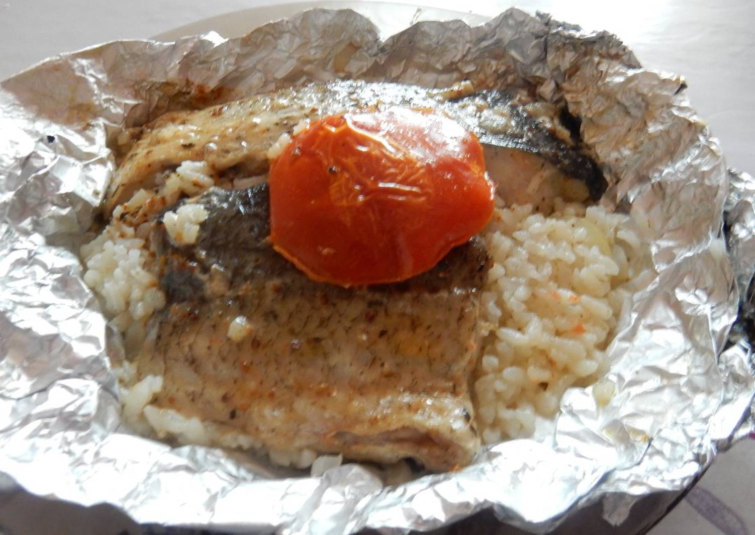 Скумбрия в духовке с рисом и овощами. Рис с рыбой. Рыба фаршированная рисом. Рыба в духовке. Рыба с рисом в духовке.