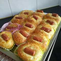 A picture of Roti sosis isian keju mozzarella.