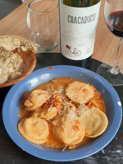 Una foto de Sorrentinos de acelga, ricota y pollo y de jamón cocido y queso