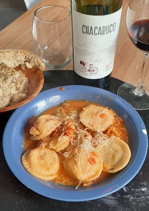 Una foto de Sorrentinos de acelga, ricota y pollo y de jamón cocido y queso
