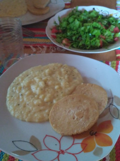 Una foto de Puré de papas con hamburguesas de pollo al horno