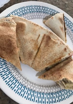 Una foto de Envuelto de cerdo con pan árabe y hummus
