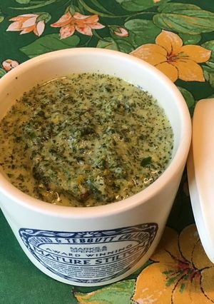 Une photo de Purée de piments indiens à l'ail fumé, coriandre et citron