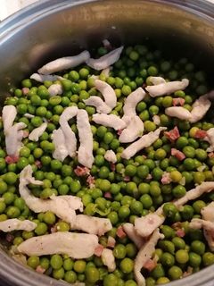 Una foto de Guisantes con pollo y taquitos de jamón