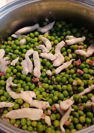 Una foto de Guisantes con pollo y taquitos de jamón