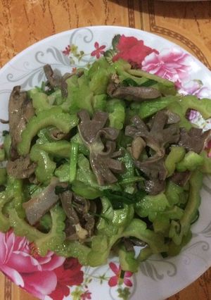 Hình của món Lòng gà xào mướp đắng.