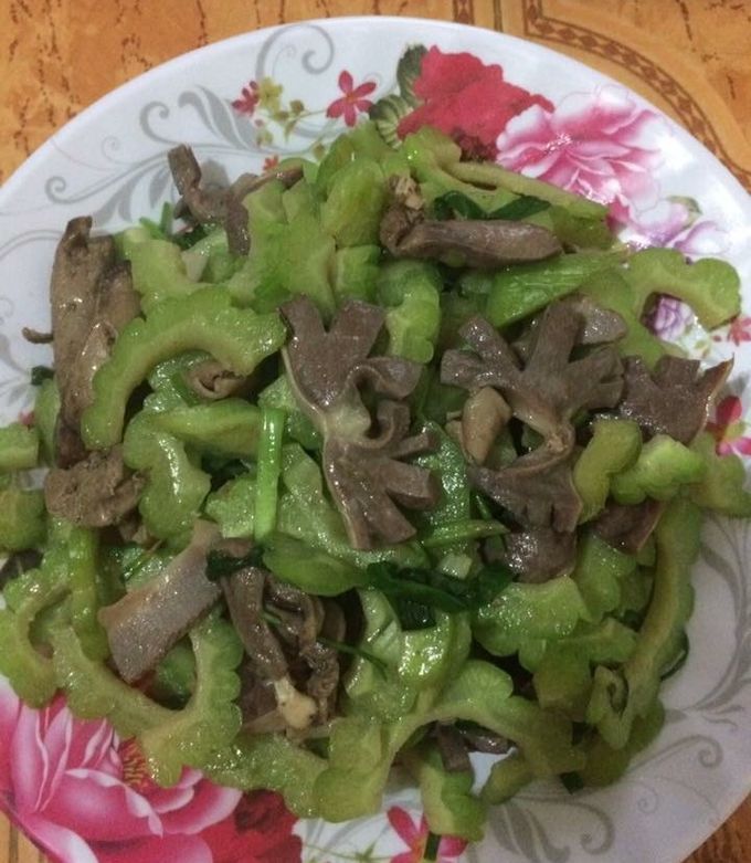 Hình của món Lòng gà xào mướp đắng.