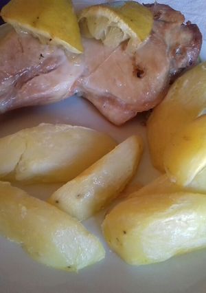 Una foto de Pollo al limón 🍋🍗con papas 🍋