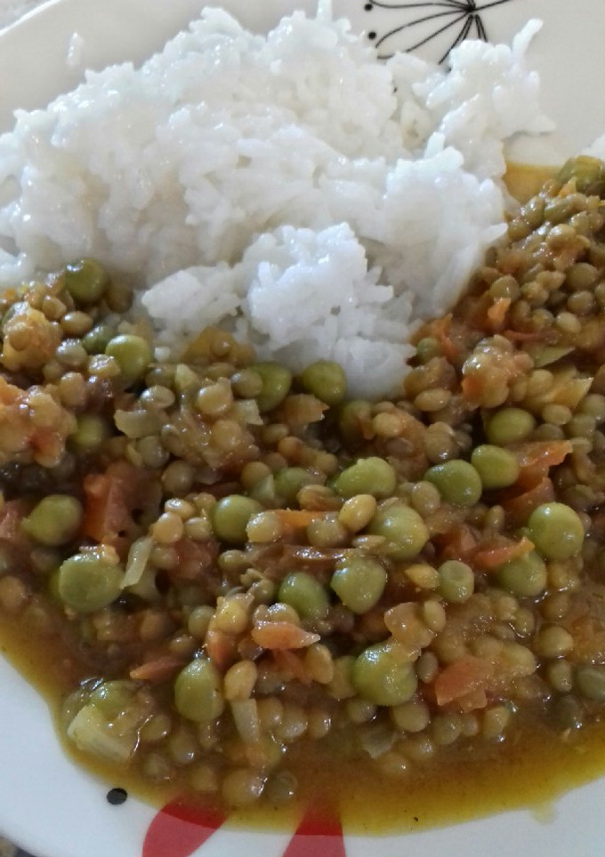 Una foto de Lentejas al curry con arroz