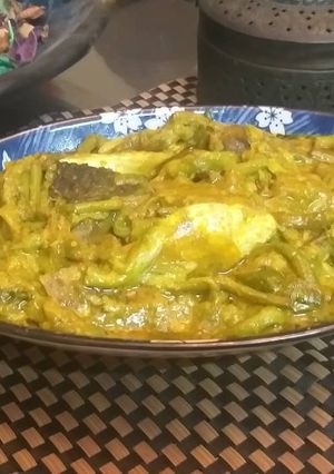 A picture of Hot & Spicy Arum-lobe with Hilsha Head/ ইলিশ মাছের মাথা দিয়ে কচুর লতির ঝাল.