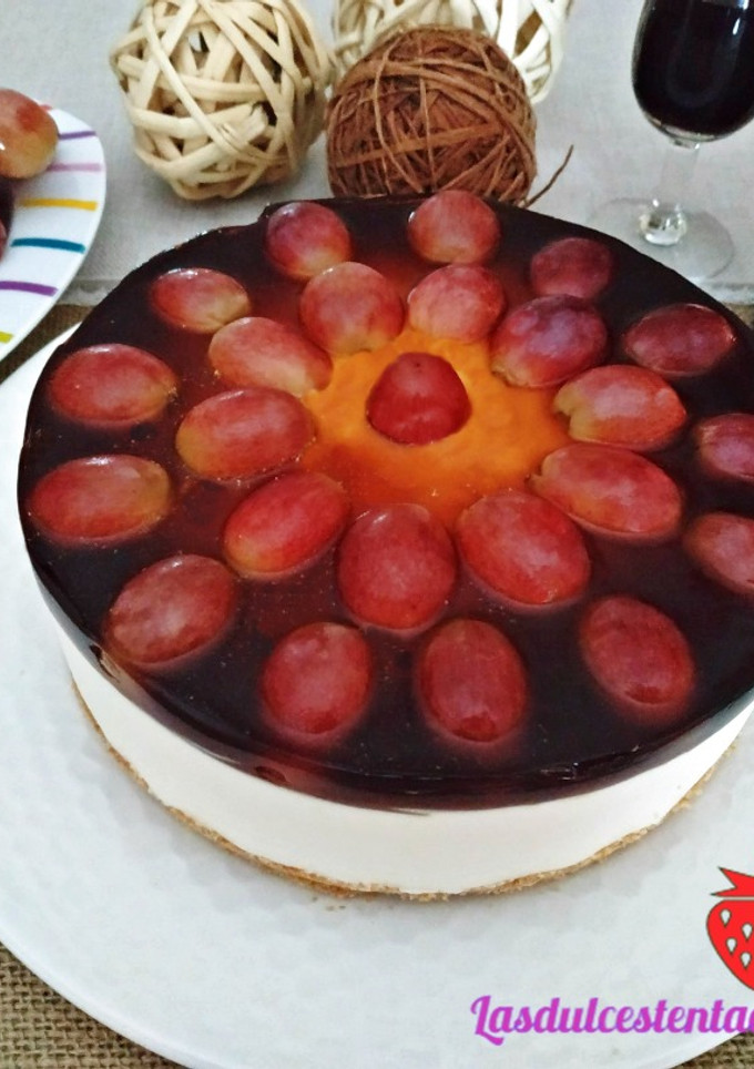 Una foto de Tarta de Queso y Uvas con Vino Dulce
