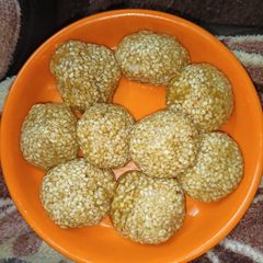 A picture of Jaggery till ladoo.