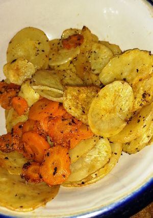 Una foto de Papas y zanahorias en horno