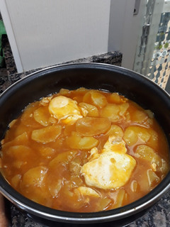 Una foto de Patatas fritas en salsa con huevo