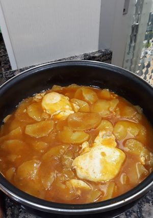 Una foto de Patatas fritas en salsa con huevo