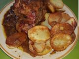 Bondiola con salsa de cebolla y papas al horno