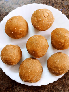 गोंद के लडडू (gond ke ladoo recipe in Hindi) रेसिपी मुख्य फोटो