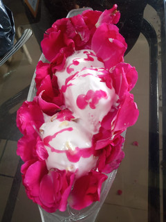 રોઝ આઈસ્ક્રીમ (Rose Icecream Recipe In Gujarati) રેસીપી મુખ્ય ફોટો