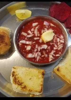 बीटरूट पावभाजी (beetroot pavbhaji recipe in marathi) रेसिपी चे मुख्य फोटो 