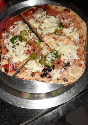 A picture of Thin crust wholewheat pizza.