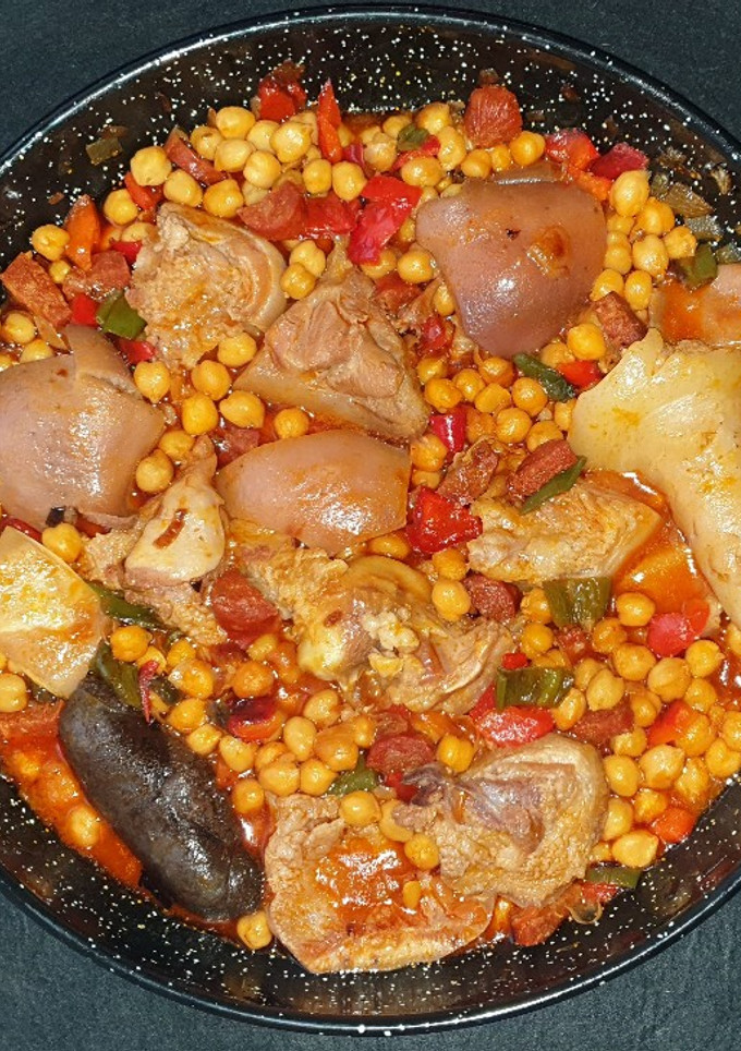 Una foto de Potaje de garbanzos y cerdo