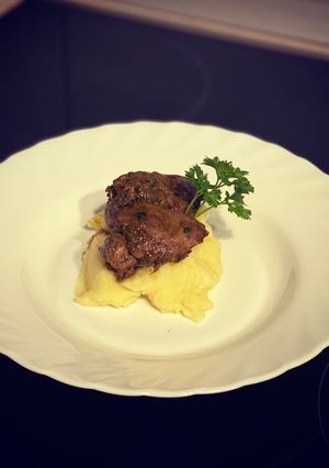 O poză a rețetei Ficăței de pui cu piure de cartofi.