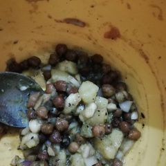 A picture of Tasty chana potato chaat.