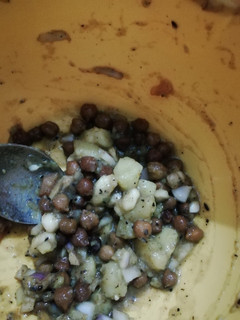 A picture of Tasty chana potato chaat.