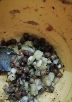 A picture of Tasty chana potato chaat.