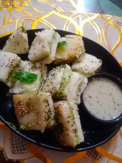 સેન્ડવીચ ઢોકળા (sandwich dhokla recipe in Gujarati) રેસીપી મુખ્ય ફોટો