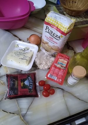 Una foto de Calzone de Roquefort y salchichas