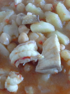 Una foto de Potaje de garbanzos y cazón