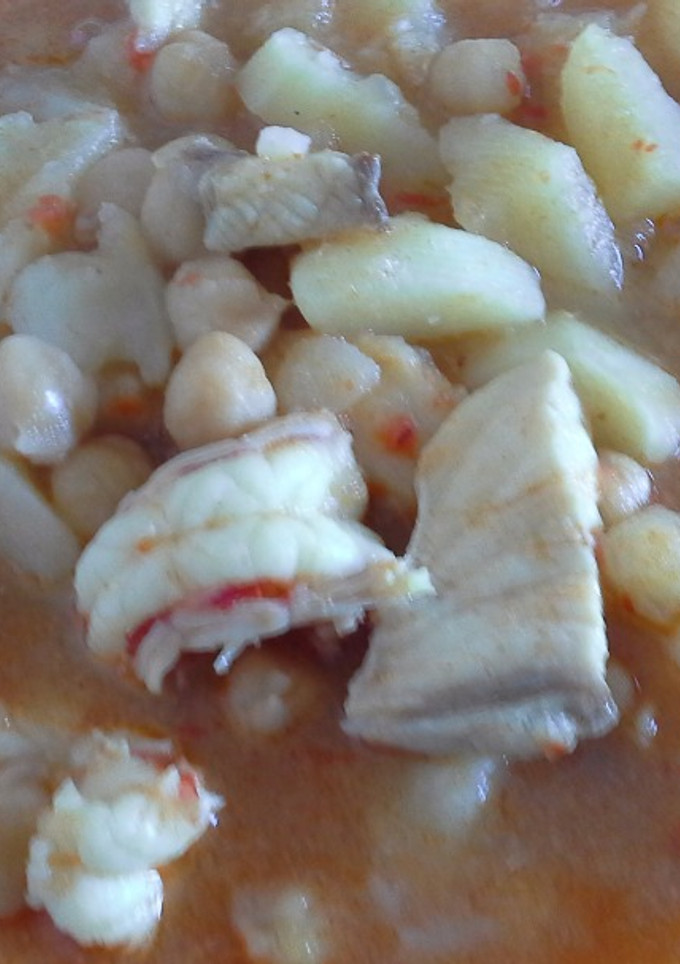 Una foto de Potaje de garbanzos y cazón