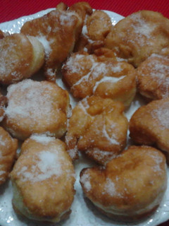 Una foto de Buñuelos con anís estrellado, anís seco y ralladura de limón