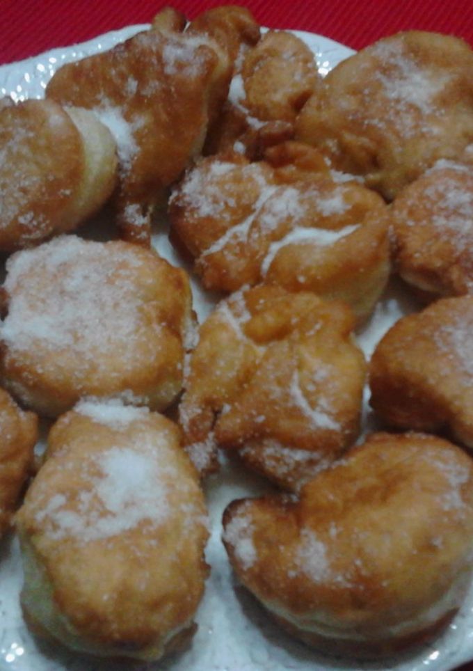 Una foto de Buñuelos con anís estrellado, anís seco y ralladura de limón