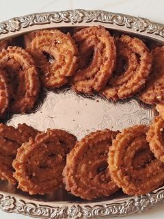 દાબેલી ફ્લેવર ચકરી (Dabeli Flavour Chakri Recipe In Gujarati) રેસીપી મુખ્ય ફોટો