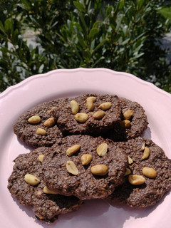 Una foto de Galletitas veganas de avena y cacao, sin azúcar. ♥️