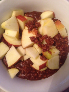 Una foto de Tazón de avena con chocolate y fruta - vegano