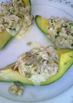Una foto de Aguacates rellenos con atún