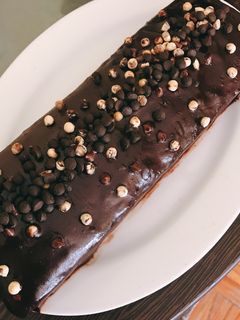 Una foto de Budín marmolado de vainilla y dulce de leche con chocolate y cookies