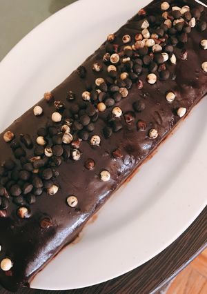 Una foto de Budín marmolado de vainilla y dulce de leche con chocolate y cookies