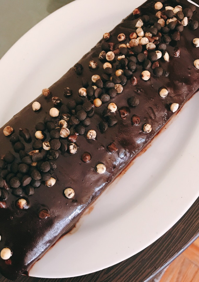 Una foto de Budín marmolado de vainilla y dulce de leche con chocolate y cookies