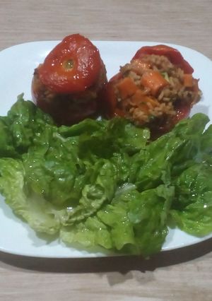 Una foto de Tomates rellenos de arroz con verduras al horno