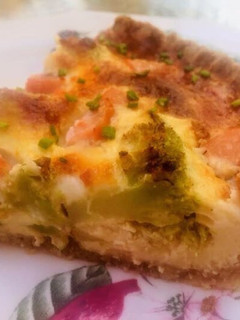 Una foto de Quiche con base de avena, de brócoli y salmón (sin gluten, sin lactosa)