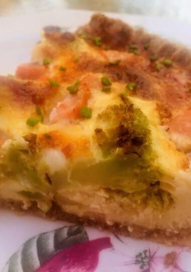 Una foto de Quiche con base de avena, de brócoli y salmón (sin gluten, sin lactosa)