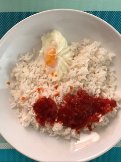 Una foto de Arroz a la cubana con huevo poché