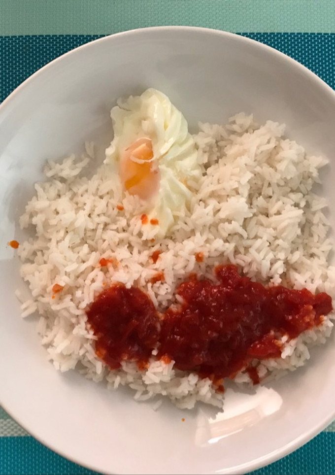 Una foto de Arroz a la cubana con huevo poché