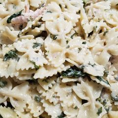 A picture of Creamy Chicken and Kale Bowties.