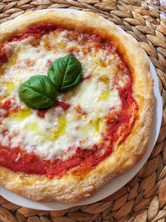 A picture of Margherita Pizza with 30-Hour Fermentation 🌷.