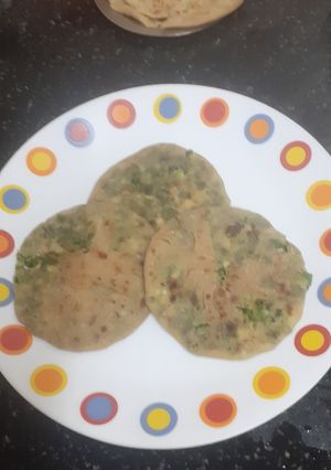 સ્પ્રિંગ ઓનિયન ગ્રીન ગાર્લિક અને ચીઝ પરોઠા (Spring Onion Green Garlic Cheese Paratha Recipe In Gujar રેસીપી મુખ્ય ફોટો